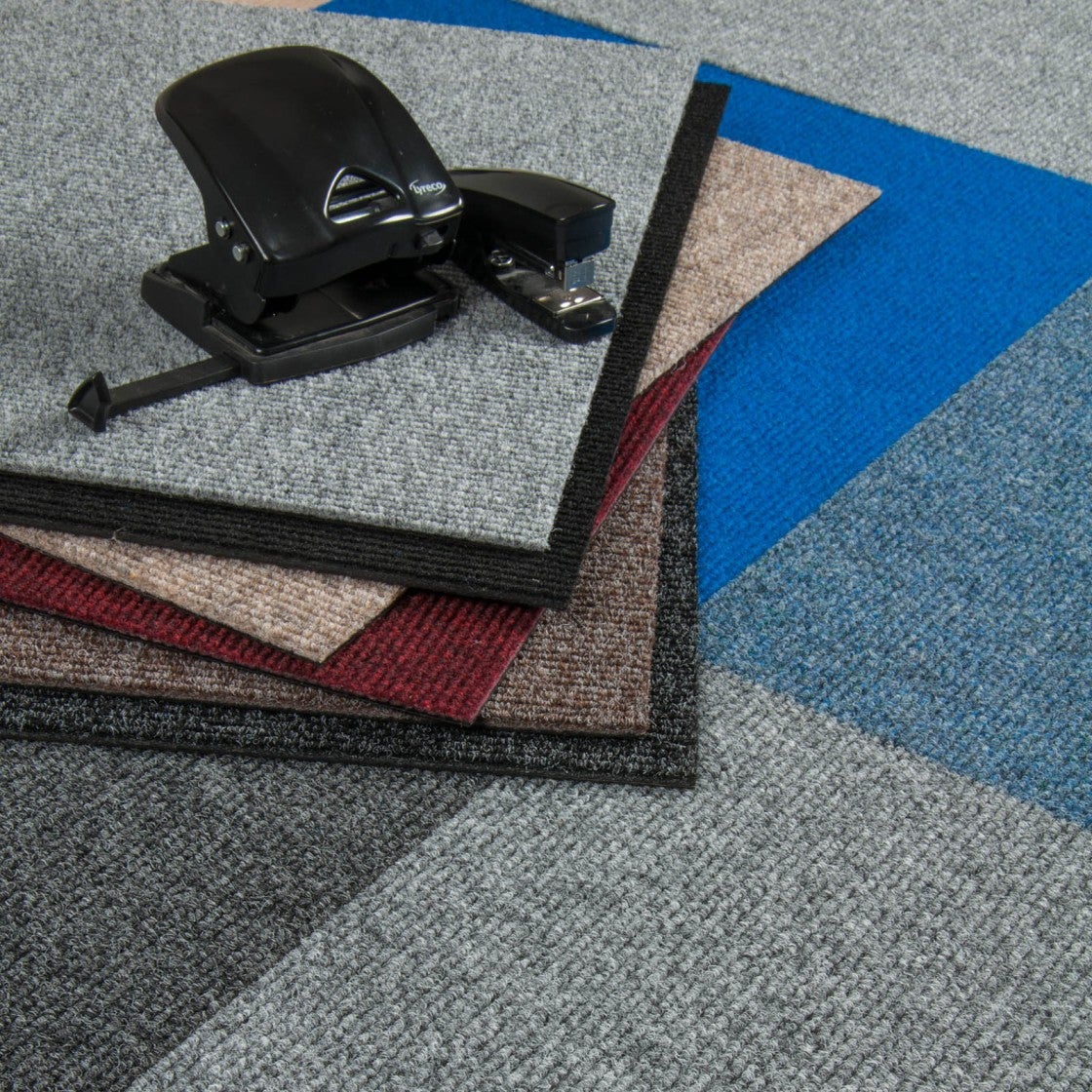 Dalle de moquette plombante pour bureau en velours côtelé, Moquette professionnelle gris foncé en dalles, Dalles de moquette modulaires sans colle - 3