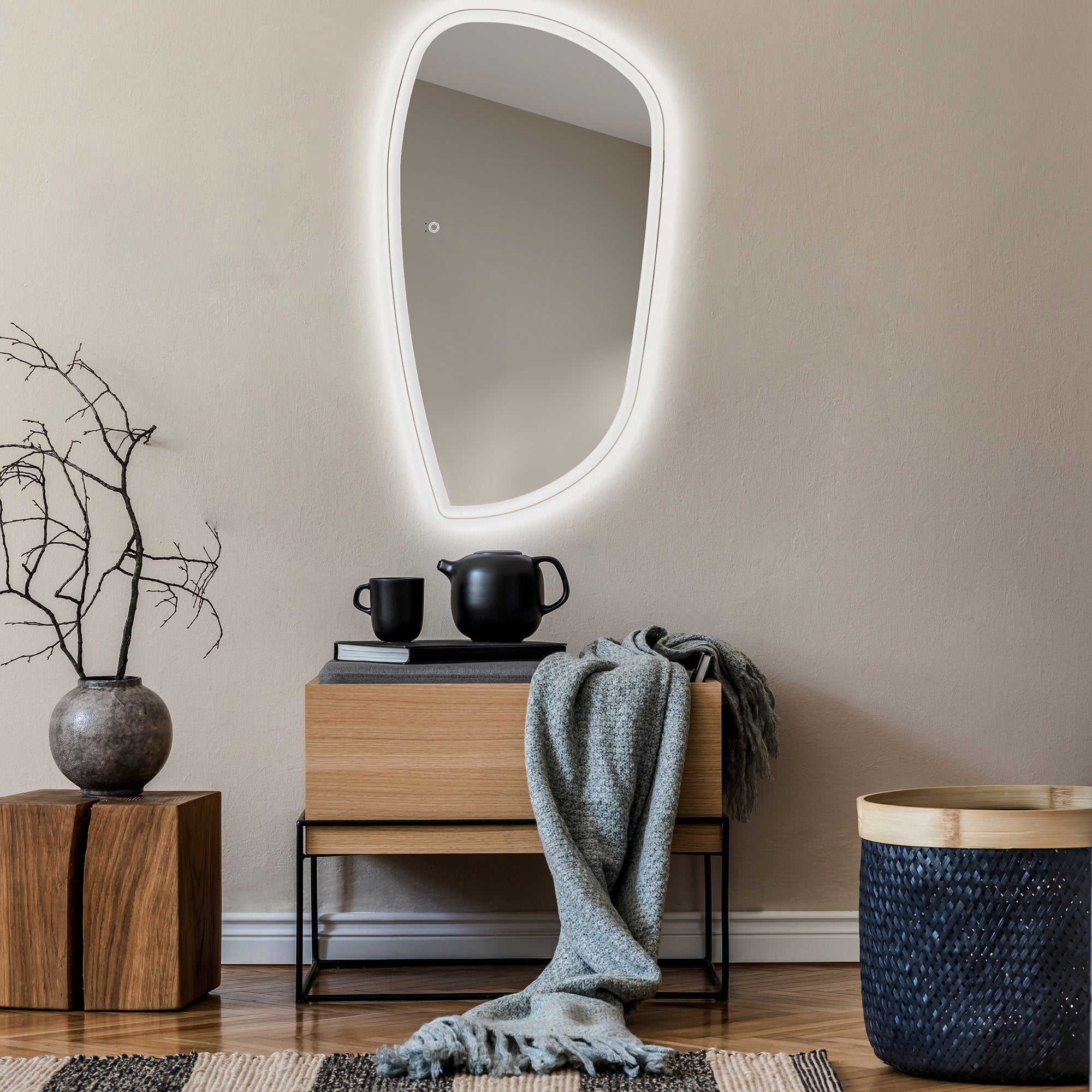 Asymetryczne lustro z oświetleniem LED Łazienka (74x134cm) Jasne lustro z oświetleniem | Chłodna biel 7000K