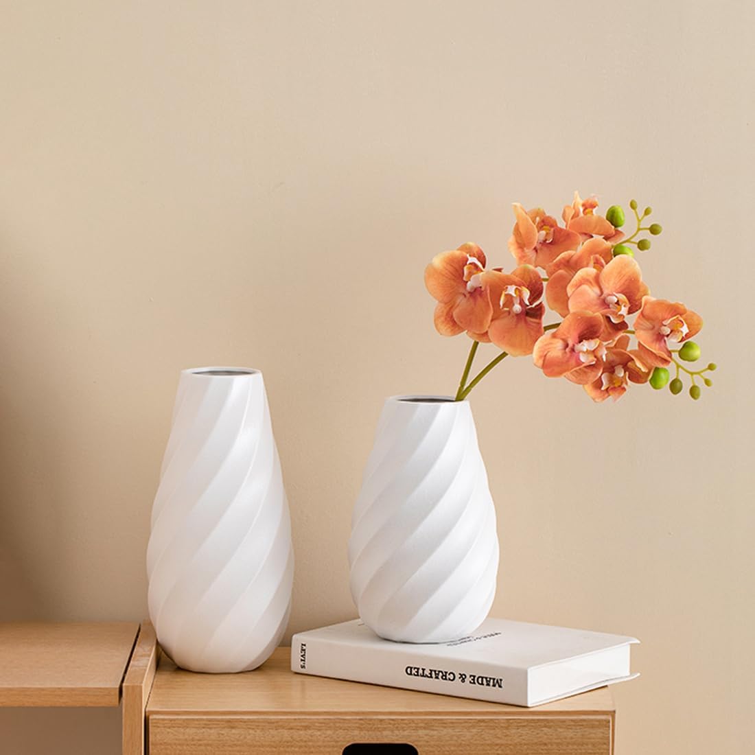 Vaso de cerâmica branca decorado com um padrão espiral texturizado, perfeito para exibir flores secas e juncos - 25 cm. - 4