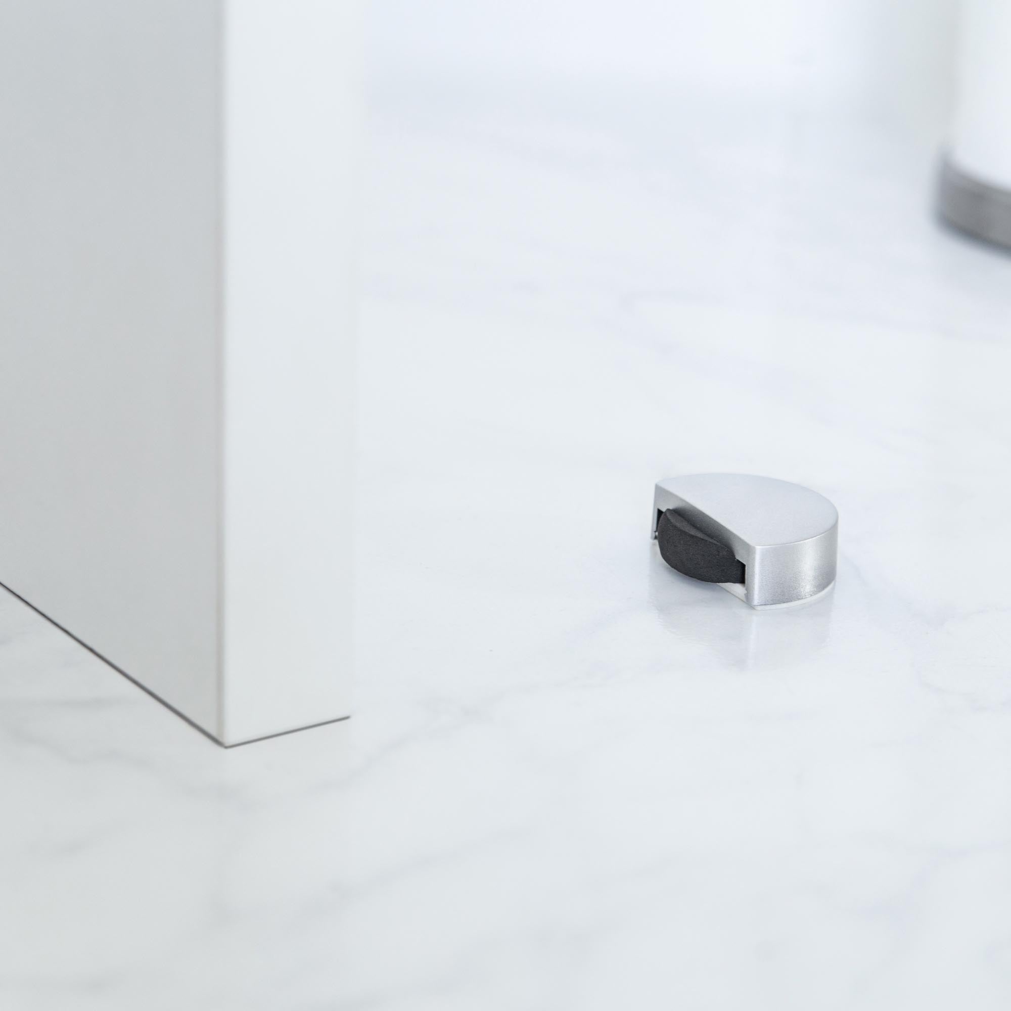 Bloc porte | Style fonctionnel | Protège les murs et les portes contre les impacts | Fabriqué en plastique | Fini chromé mat | Mesures 47*44*16mm | - 5