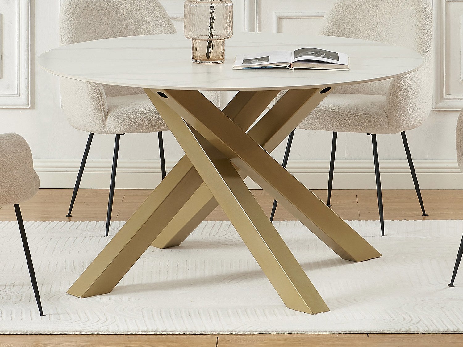 Stół do jadalni okrągły dla 4 osób z ceramiki i złotego metalu - Efekt białego marmuru - LENUMIA marki Pascal Morabito