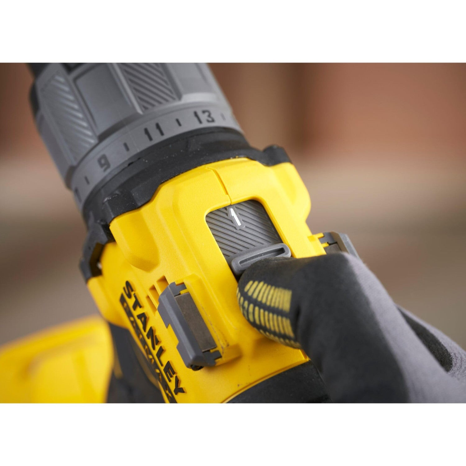 Perceuse visseuse a percussion sans fil + 2 batteries 2Ah + chargeur - 18V - Brushless - SFMCD725D2K-QW - 4