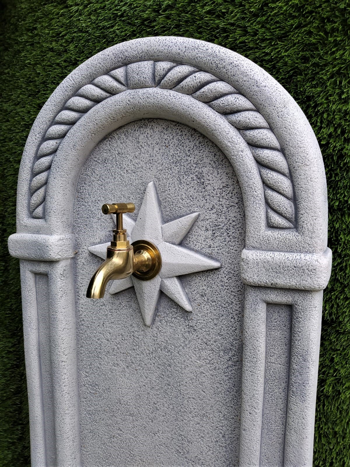 Fontaine murale Ouest 37x32x77cm. pour les Jardins en Betón Pierre. Couleur Gris - 4