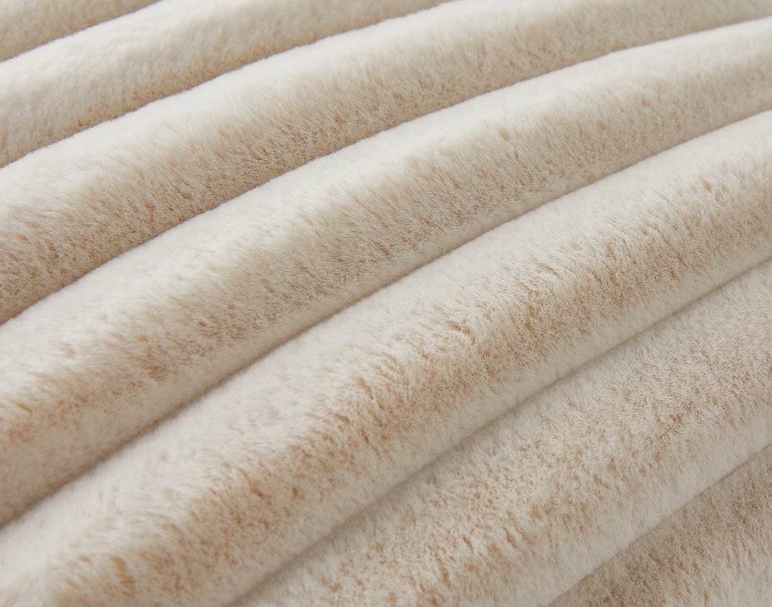 Coussin en fausse fourrure côtelée beige 60 x 60 cm - SIERRA - Best Mobilier - 2