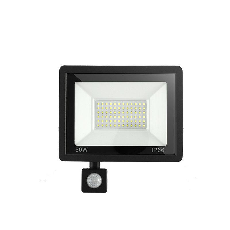 Zewnętrzny reflektor LED o mocy 50 W z czujnikiem ruchu, temperatura barwowa 6500 K. Stopień ochrony IP66, odpowiedni do ogrodów, napięcie 180-240 V.