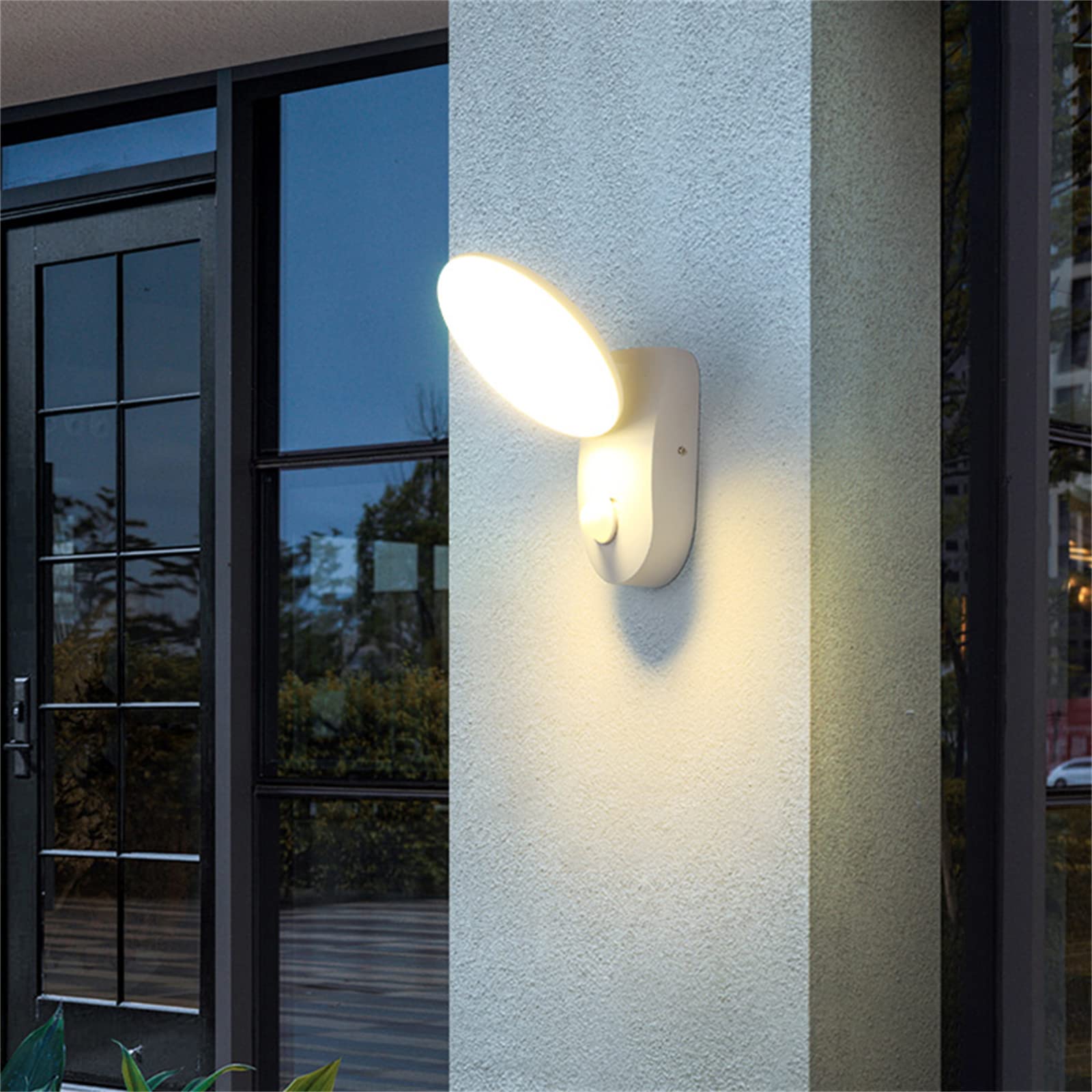 Aluminiowy kinkiet LED z czujnikiem ruchu, regulowany kąt świecenia 350°, wodoszczelność IP65, światło białe 6500K (biały)