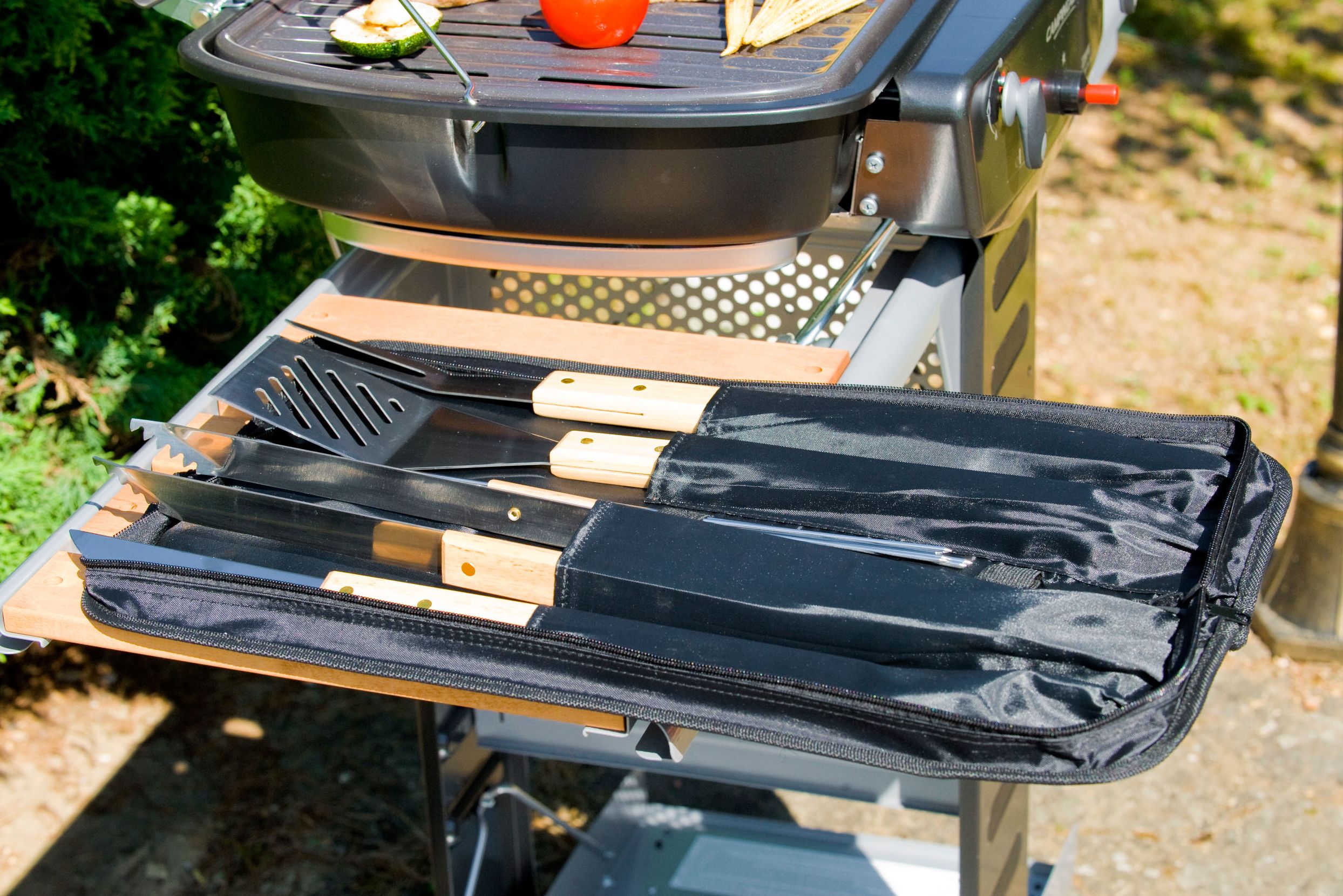 Bolsa com 5 utensílios com cabo de madeira CAMPINGAZ - 5