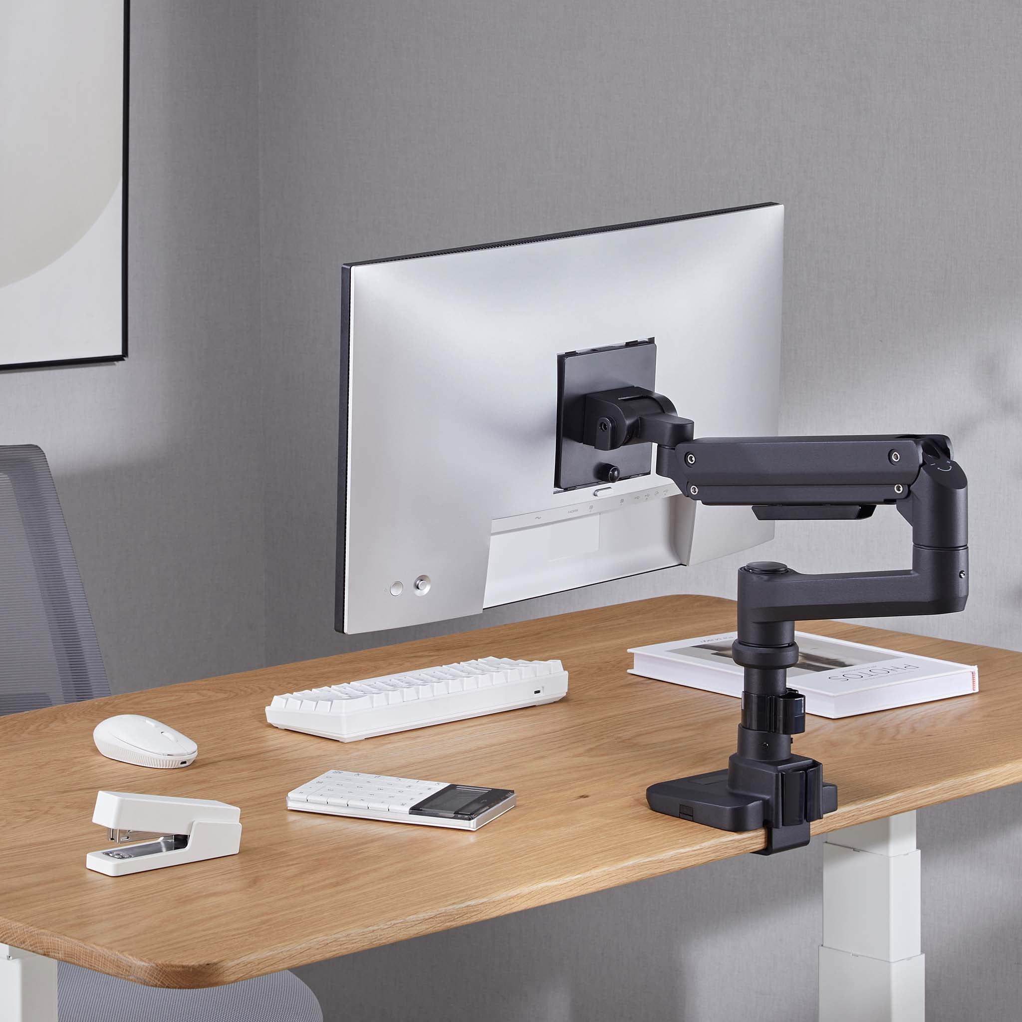 Amer Braccio per monitor con supporto a molla per schermi da 17 a 32 pollici VESA 75 e 100 mm, morsetto da scrivania con supporto senza attrezzi, regolazione dell'altezza con rotazione inclinabile