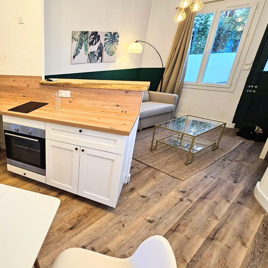 Lames PVC clipsable - sous couche intégrée- Ep. 5,5 mm - GARANTIE 20 ans- Imitation chêne foncé - Dimensions L 122 cm x l 23 cm - 9