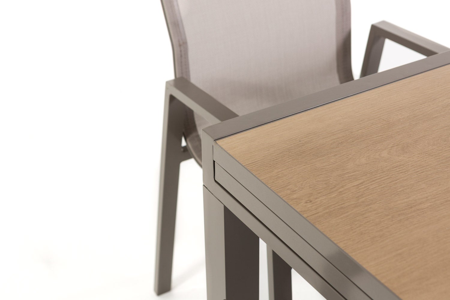 Set pranzo da giardino con tavolo in alluminio allungabile e top in SPC e 6 sedie in textilene - 4