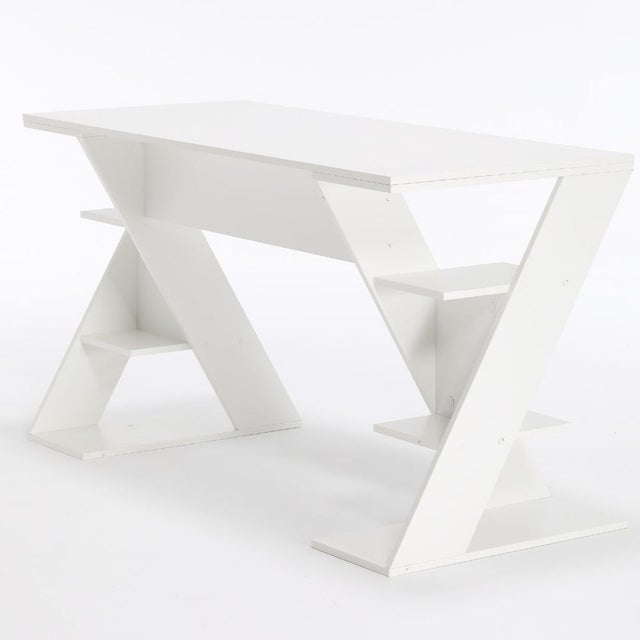 Scrivania Ufficio Tavolo Porta Pc in Legno Ampio Ripiano e Mensole, Design Moderno per Casa – 137x60x75 cm, Bianco - ZK