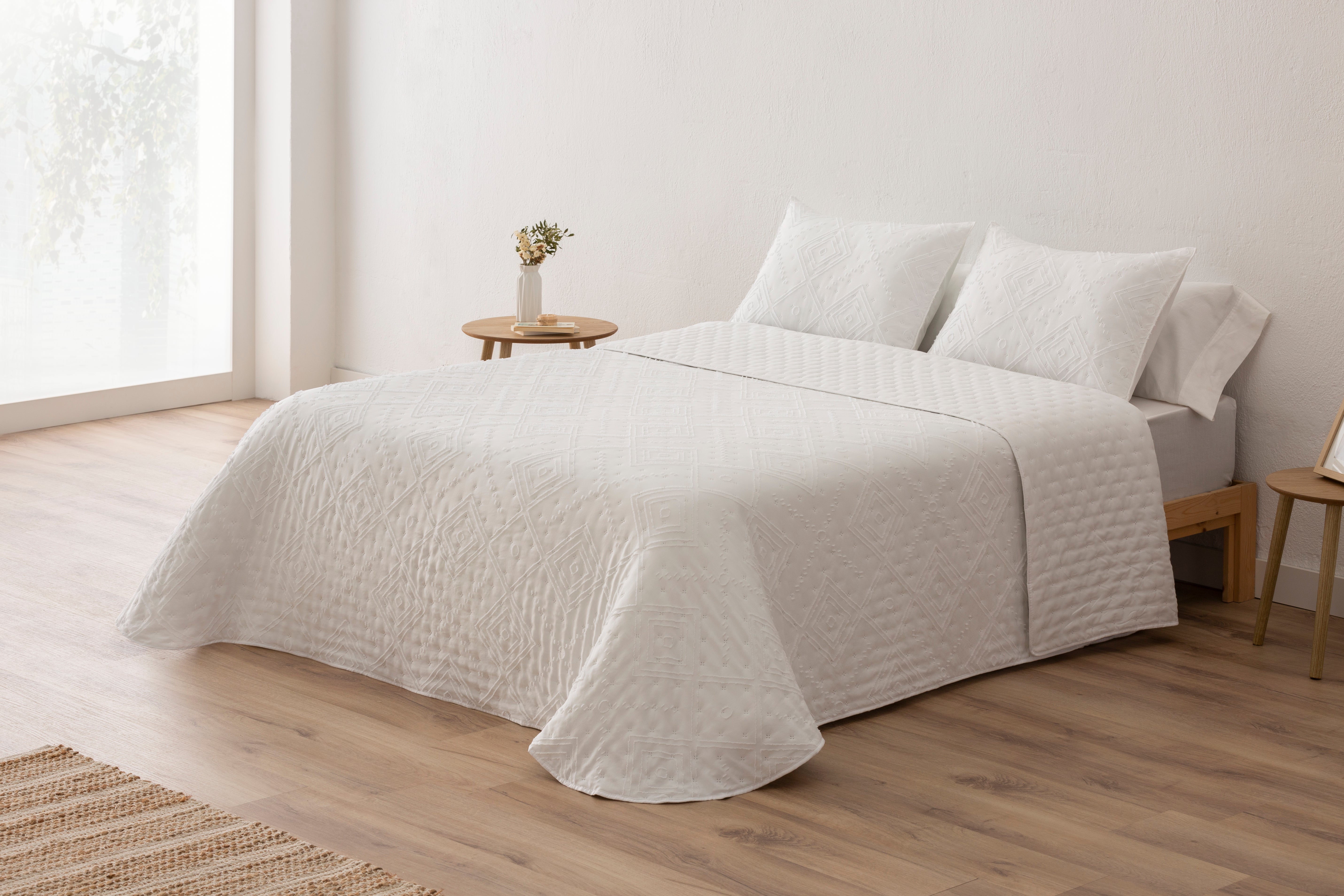 Colcha lisa suave platinium pilar blanco. colcha cama 180 cm - 270x270 cm.