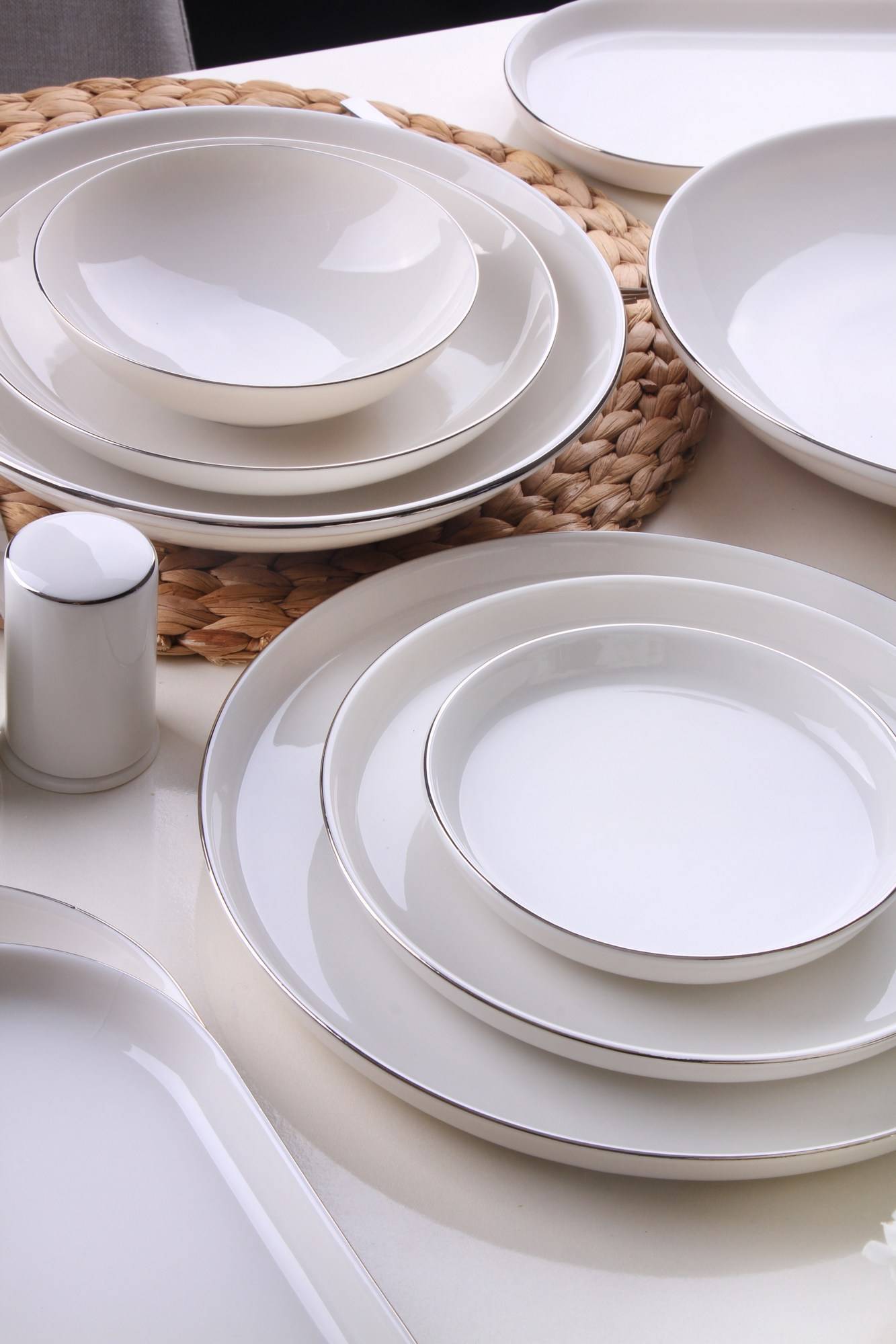 Service De Table Complet En Porcelaine – Motif Floral Multicolore – État D'usage