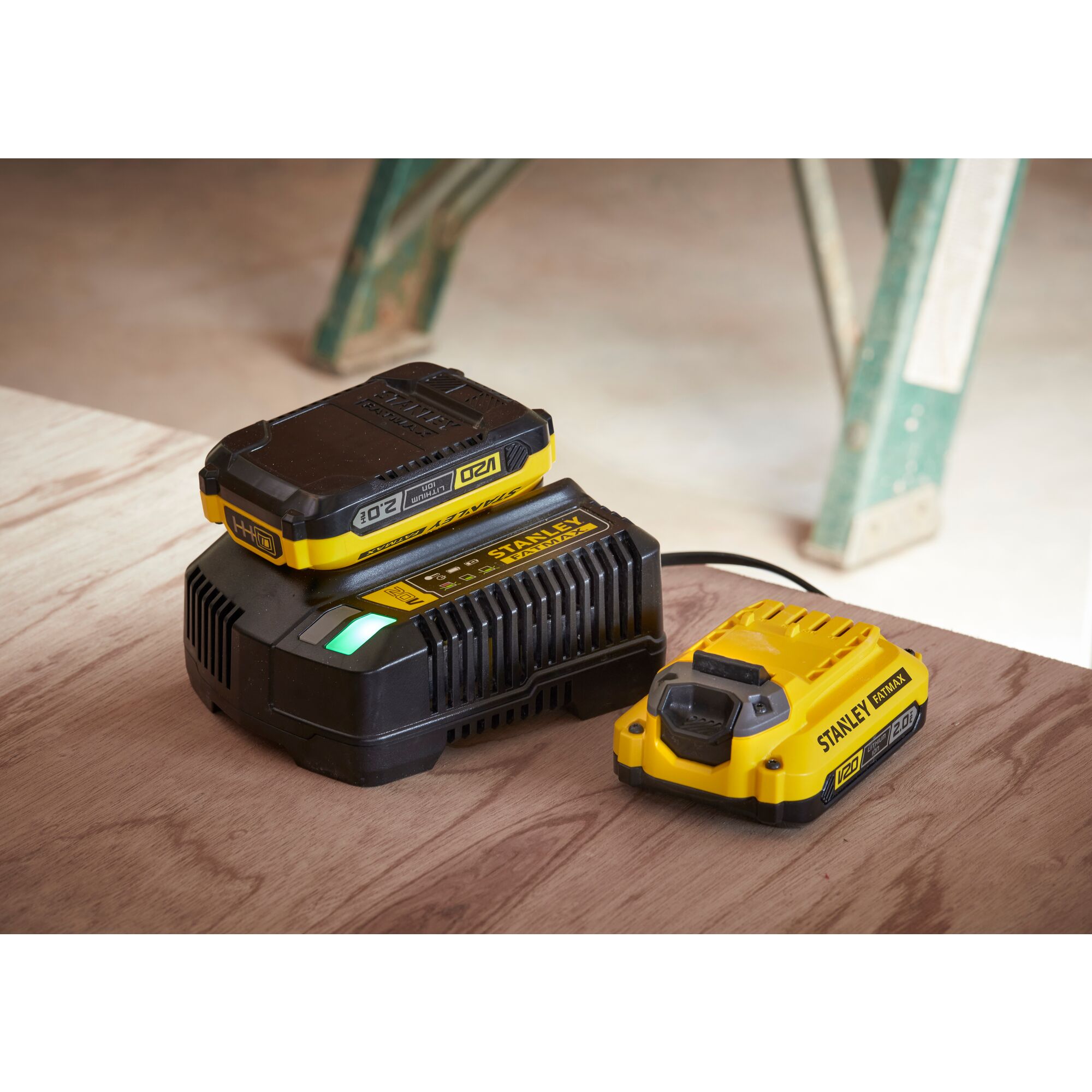 Batteries LITHIUM-ION et Chargeur, Kit 2 Batteries 18V 2AH et Chargeur 18V 2Ah - Gamme FATMAX V20 SFMCB12D2-QW - 2