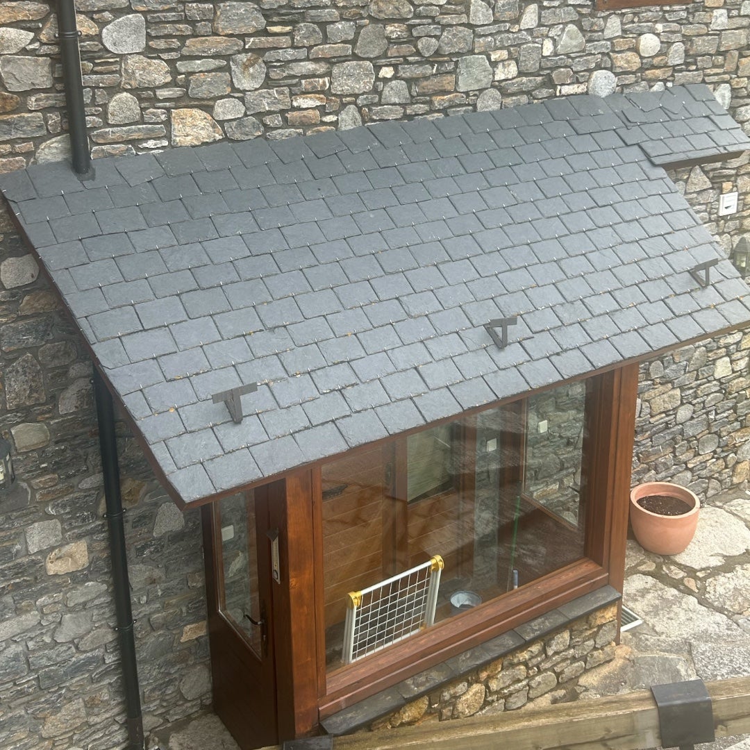 Palette de 49,28 m2 (700 pièces) de dalles rectangulaires en ardoise noire de 32x22 cm + 1 boîte de crochets - 4