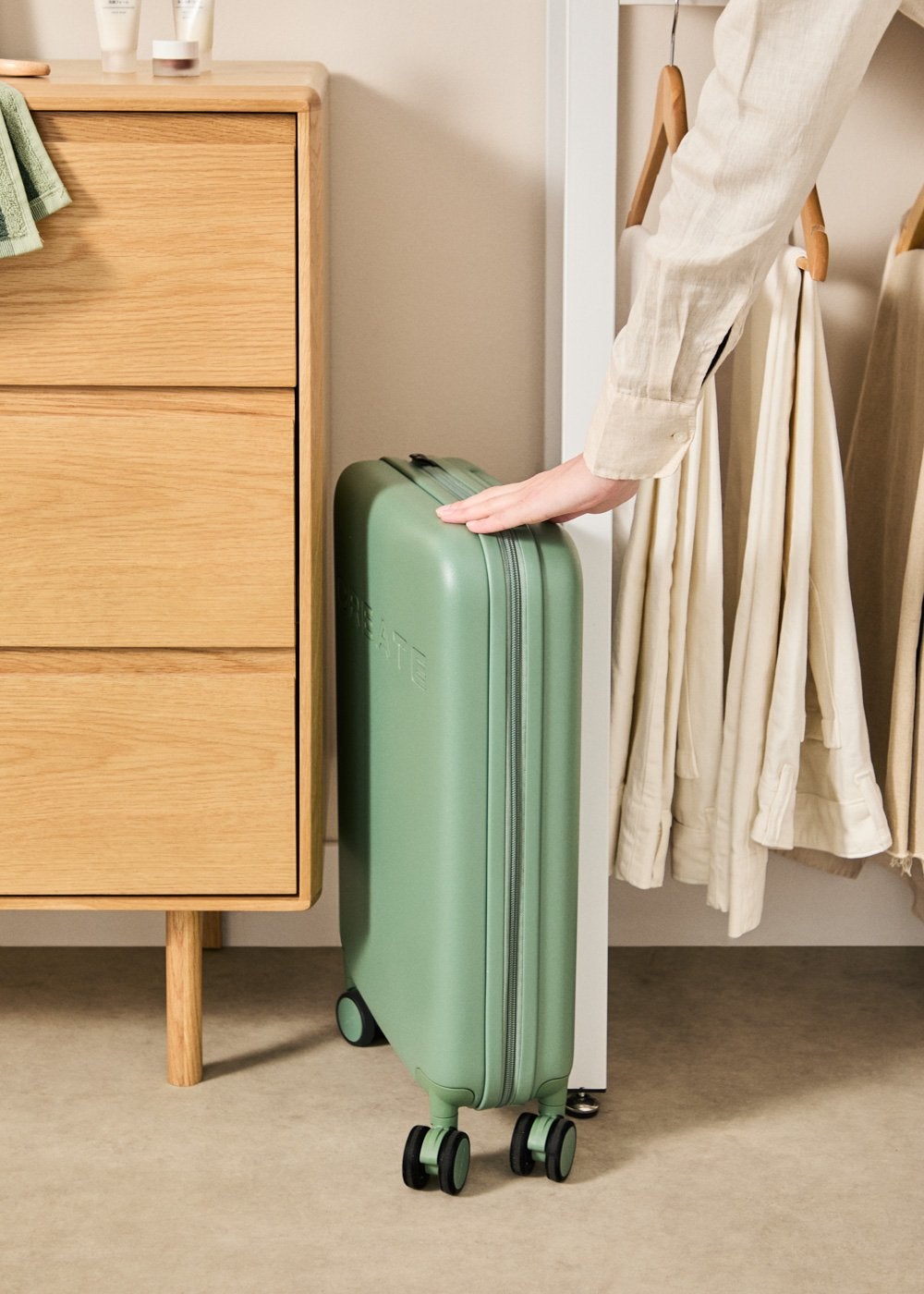 CREATE - LUGGAGE STUDIO FOLDABLE - Składana sztywna walizka kabinowa z poliwęglanu z zamkiem TSA i wielokierunkowymi kółkami - Sauge