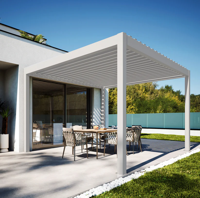 Pergola bioclimatica 4mx5m con lamelle in alluminio da L21cmxH6cm orientabili, arganello colore bianco, addossata a parete/autoportante