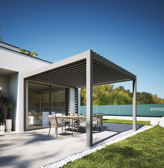 Pergola bioclimatica 3.50mx4m con lamelle in alluminio da L21cmxH6cm orientabili, motorizzato colore Antracite addossata a parete/autoportante