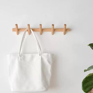 Appendiabiti a muro con 5 ganci in legno dorato e bianco