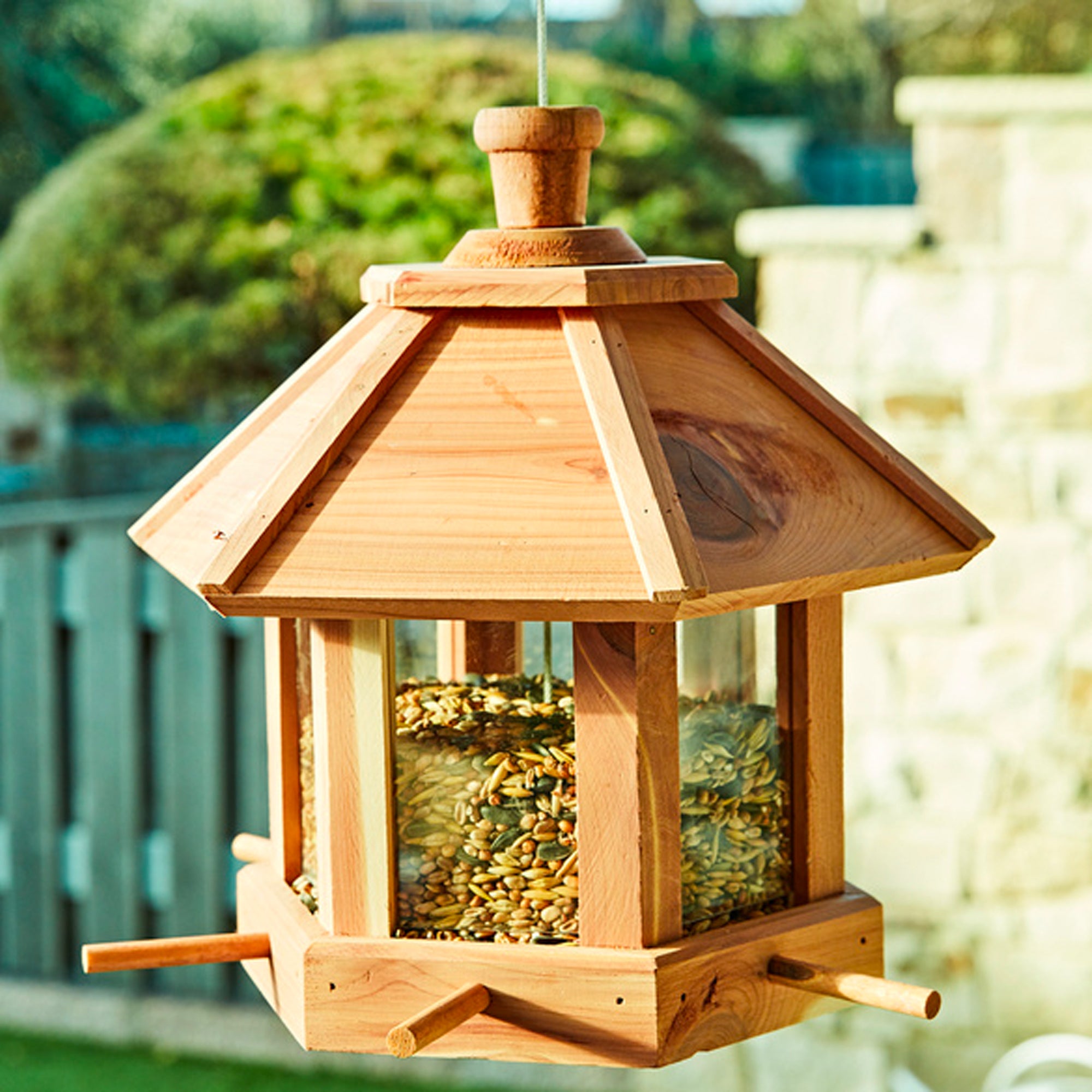 FISHTEC - Mangeoire oiseaux bois cèdre rouge et pin - 6 perchoirs - Hexagonale 26x22 cm - Toit amovible - Fixation murale ou suspendue - 2