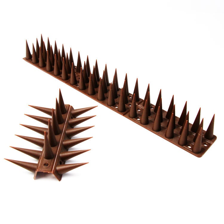 Plastikowy odstraszacz ptaków, gołębi, wiewiórek, szopów i kotów. Łatwy montaż. Kolce przeciw ptakom do stosowania na balkonie, podwórku i dachu (