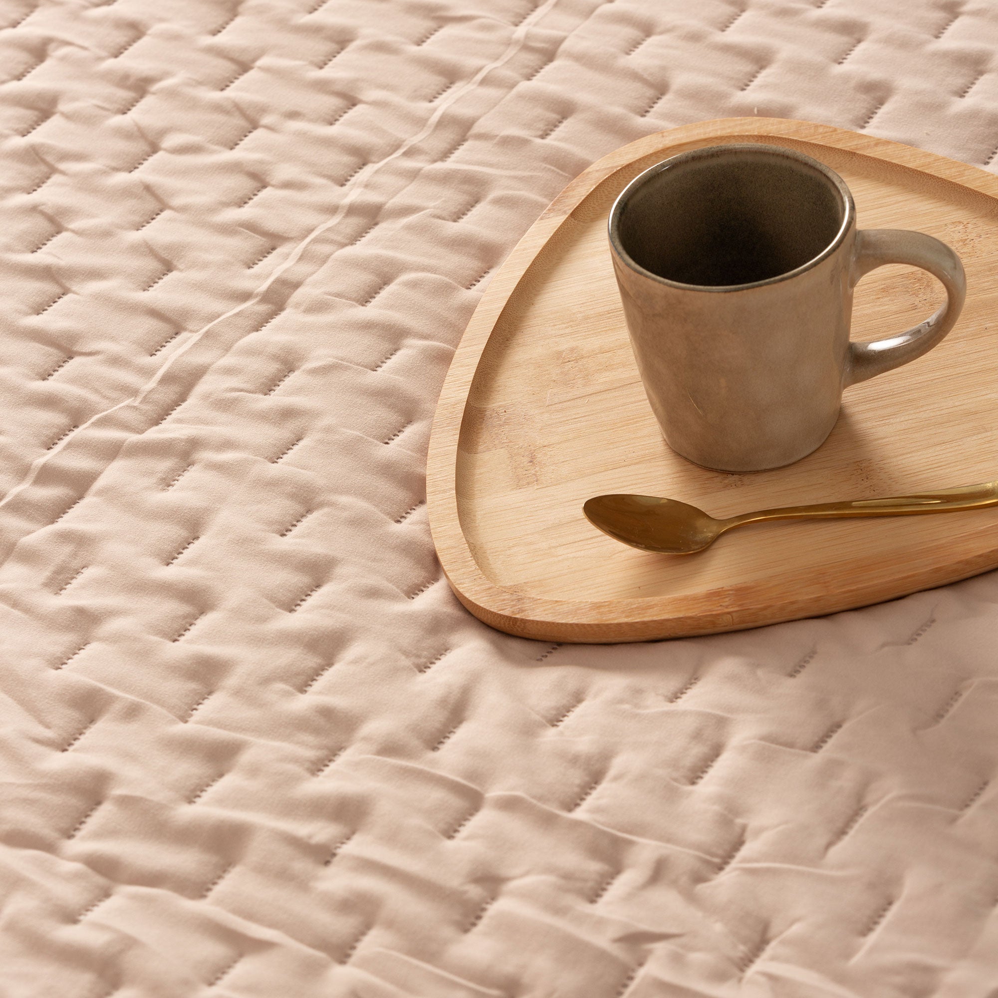 Couvre-lit matelassé uni avec taie d'oreiller 270x270 + 2(50x70) cm taupe - 2