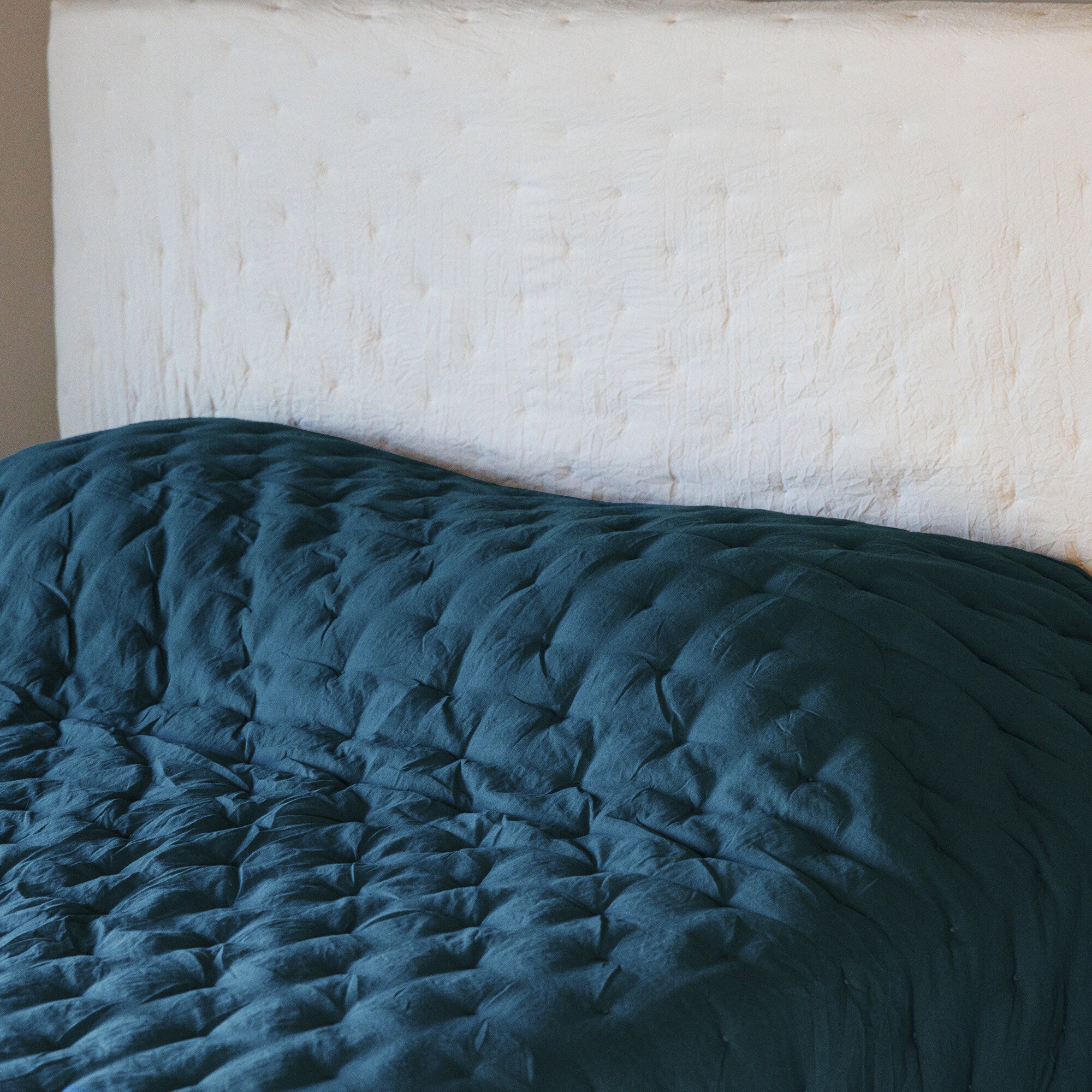 Couvre-lit 240x260 cm CELESTE velours piquage points brodés bleu Geai - 3
