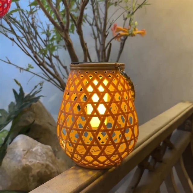 Lanterne solaire en rotin tressé, lampe de table d'extérieur avec poignée, idéale pour les patios, les jardins et les balcons. Lumière chaude
