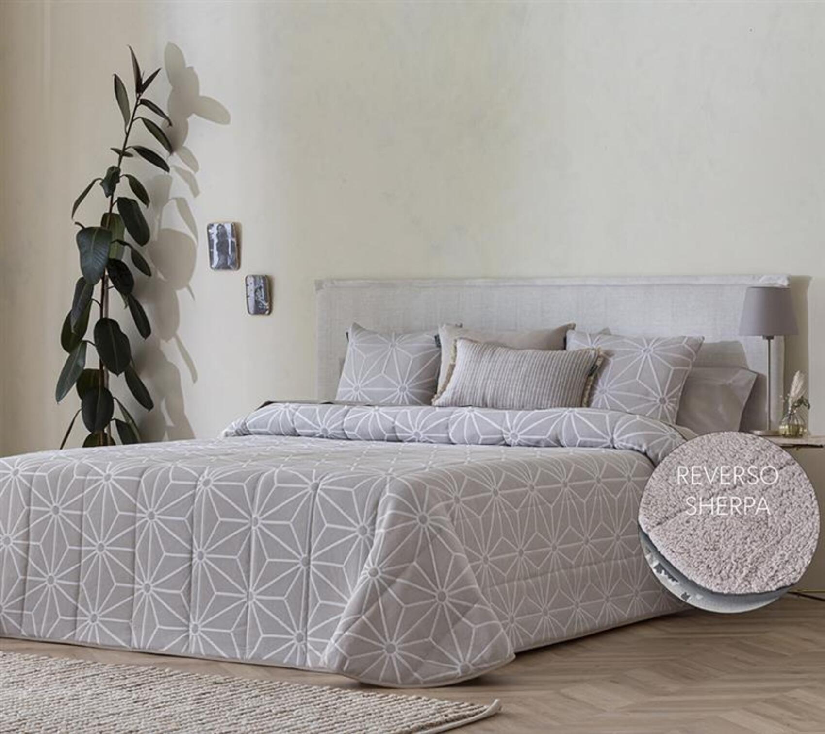 Edredon jacquard jucar beig con reverso sherpa para cama de 150 cm