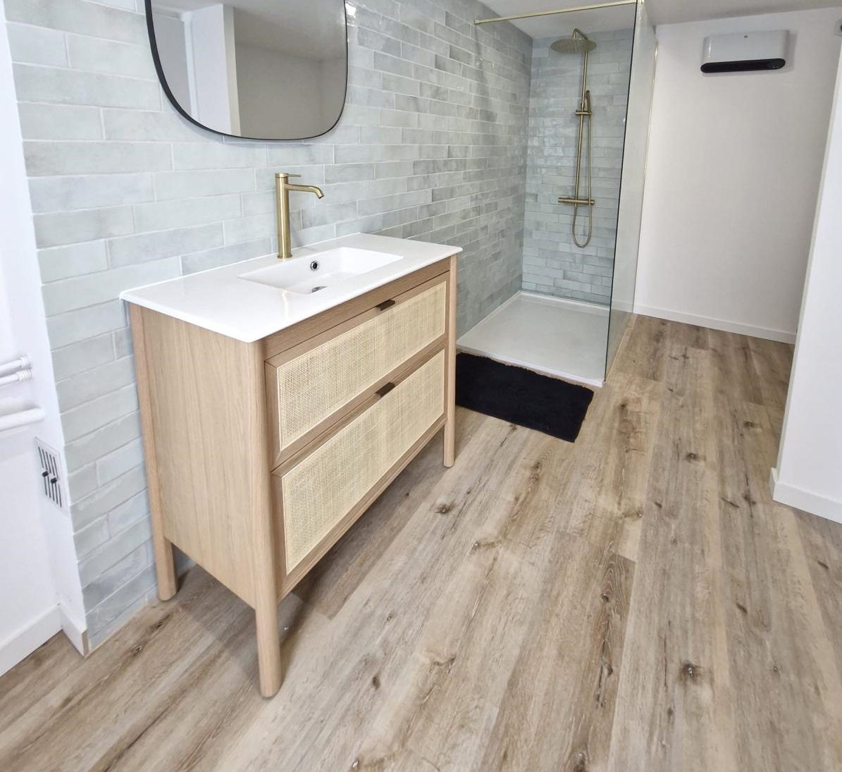 Sol PVC - Lames PVC clipsable avec sous couche intégrée- GARANTIE 20 ans- Epaisseur 5,5 mm - Imitation chêne clair - Dimensions L 122 cm x l 23 cm - 5