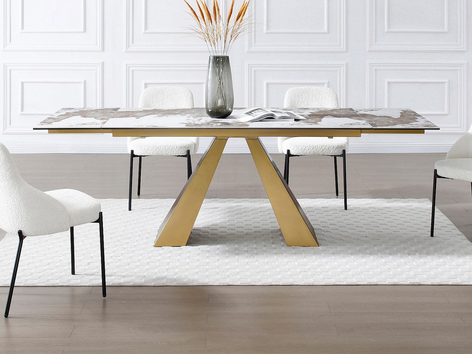 Stół do jadalni rozkładany dla 6 do 10 osób ze szkła hartowanego, ceramiki i złotego metalu - Efekt białego marmuru i taupe - LOZIPA marki Maison Céph