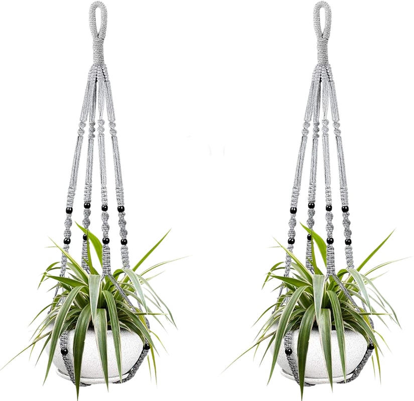 Dwa wiszące kosze na rośliny doniczkowe, wykonane z szarego bawełnianego sznurka, o długości 85 cm, ozdobione drewnianymi koralikami. Haczyki nie są d