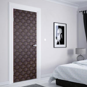 Sticker Porte Capiton Rouge – Autocollant Décoratif 204 X 93 Cm – Style Trompe-l’œil