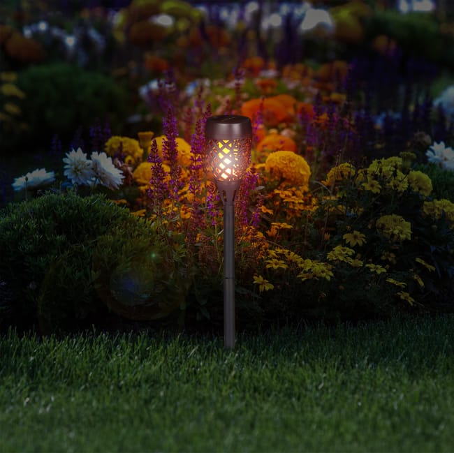 Illumina Il Tuo Giardino In Modo Sostenibile Con Le Luci LED Solari Da Esterno, In Offerta Per