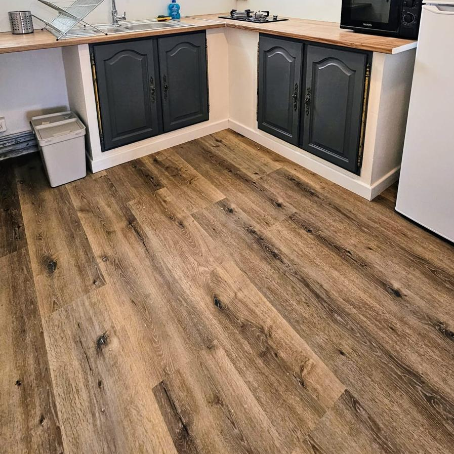 Lames PVC clipsable - sous couche intégrée- Ep. 5,5 mm - GARANTIE 20 ans- Imitation chêne foncé - Dimensions L 122 cm x l 23 cm - 5