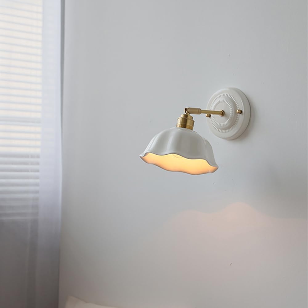 Regulowana lampa ścienna w kolorze nordyckim z mosiądzu, biała dekoracja ścienna z ceramicznym kloszem w kształcie kwiatu, lampa ścienna