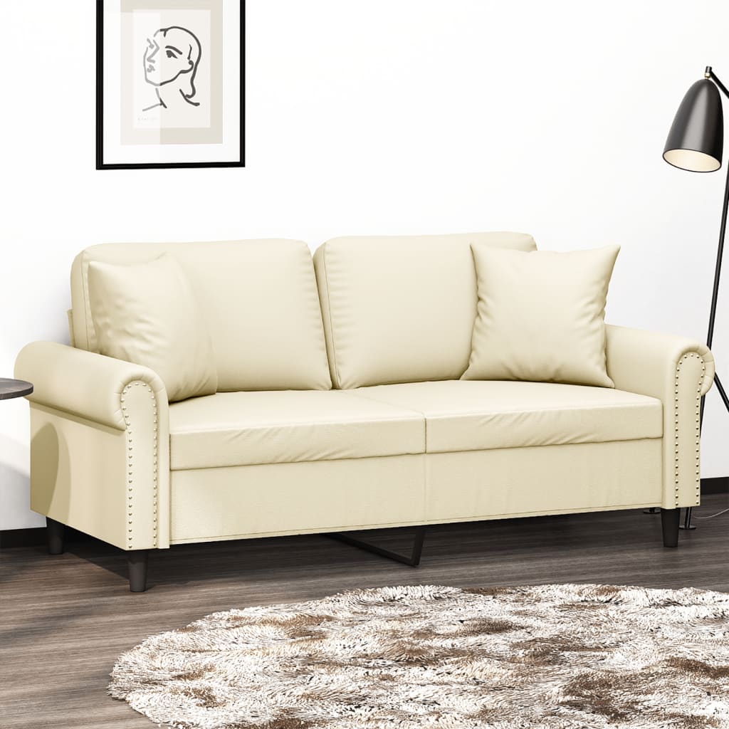 Sofá de 2 plazas con cojines color crema de 140 cm en piel sintética.