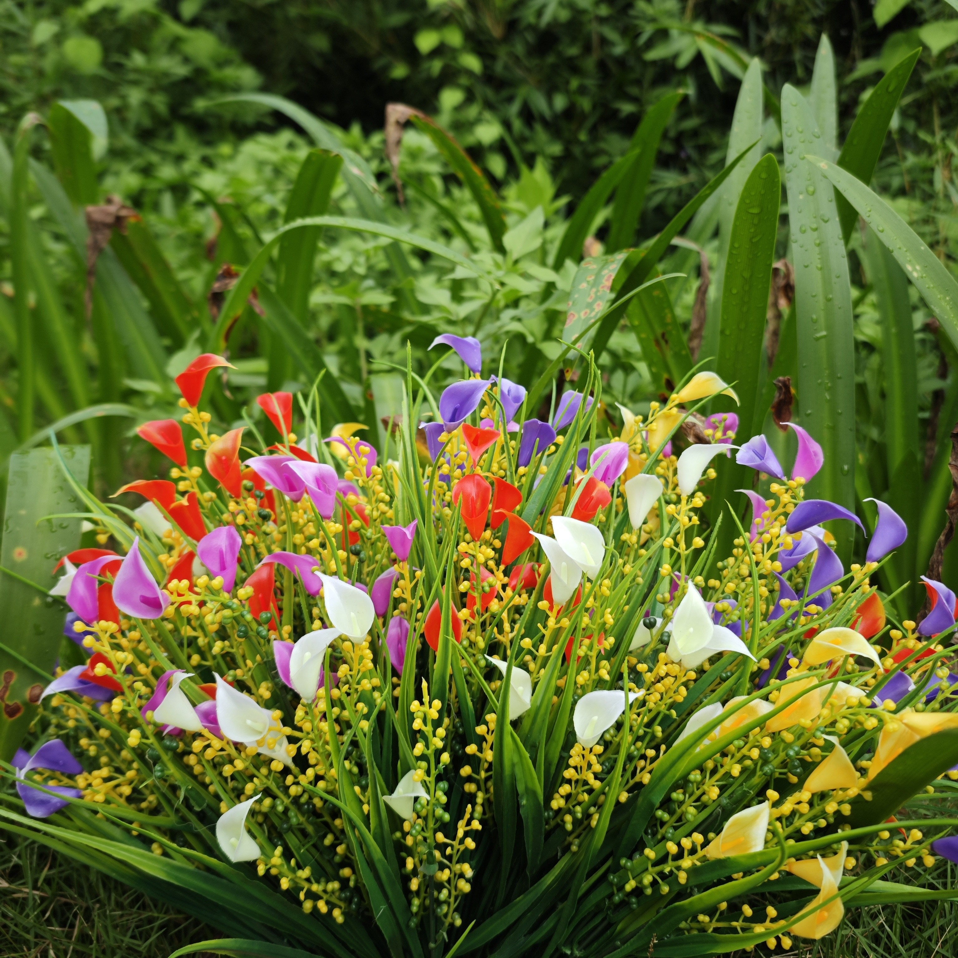 10 Manojos de Flores Artificiales de Calas y Eucalipto, Ramo de Flores Artificiales de Plástico, Resistentes a los Rayos UV - 7