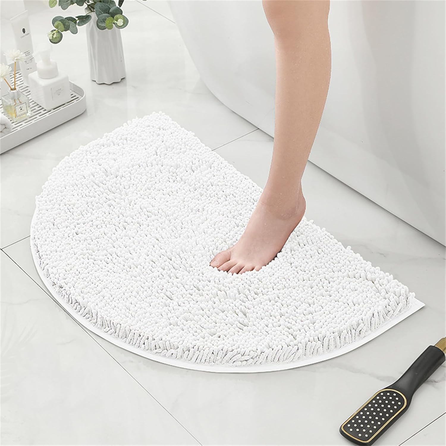 Mata łazienkowa Chenille, antypoślizgowa mata prysznicowa w kształcie półkola, miękka i chłonna, nadająca się do prania w pralce (50 * 80 cm, biała)