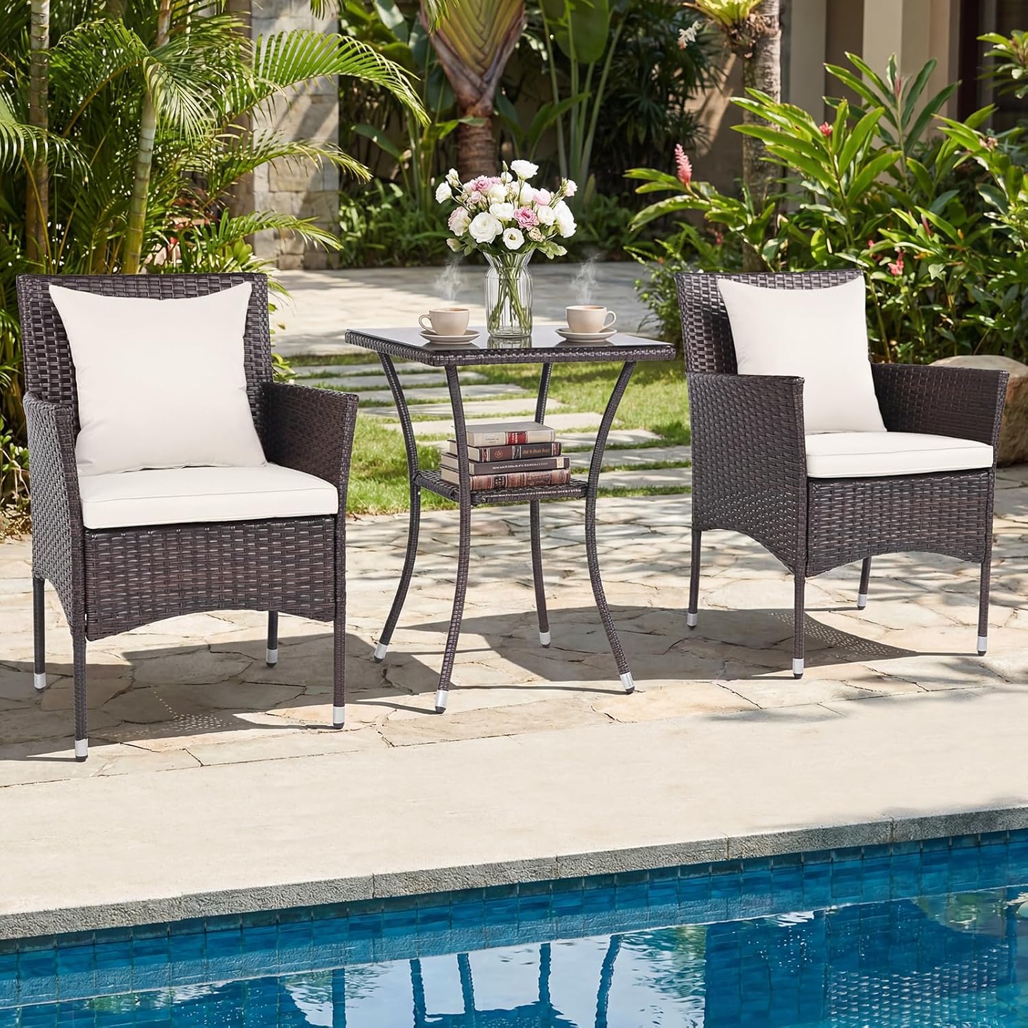 GIANTEX Conjunto Sala Jardim 3 PCS em Vime PE, com 2 Cadeiras Almofadadas Mesa Baixa Vidro Temperado 2 Níveis com Tampa, Marrom+Branco - 2