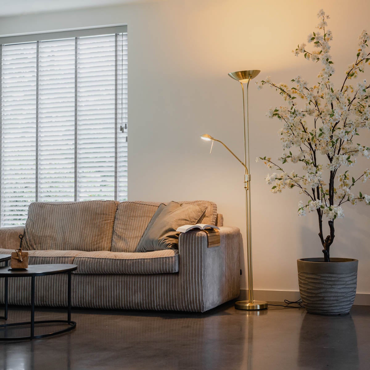 Lampadaire moderne en laiton avec liseuse avec LED Dim to Warm - Diva - 2