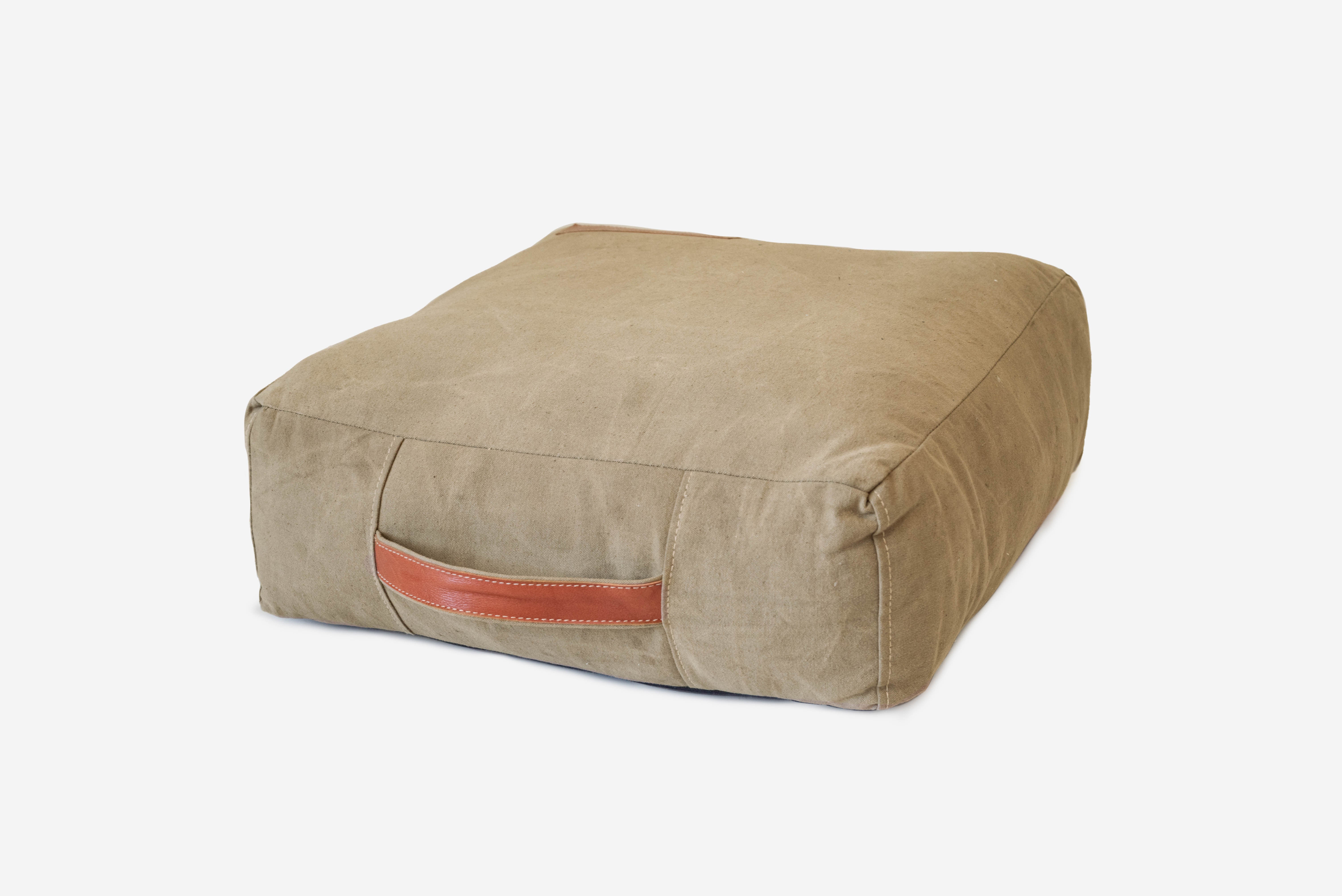 PODUSZKA PODŁOGOWA Z BAWEŁNIANYM UCHWYTEM W KOLORZE KHAKI 46X46X16CM