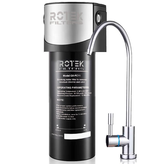 Sistema de filtragem de água que remove metais pesados, impurezas químicas, odores e sabores desagradáveis, com torneira dispensadora.