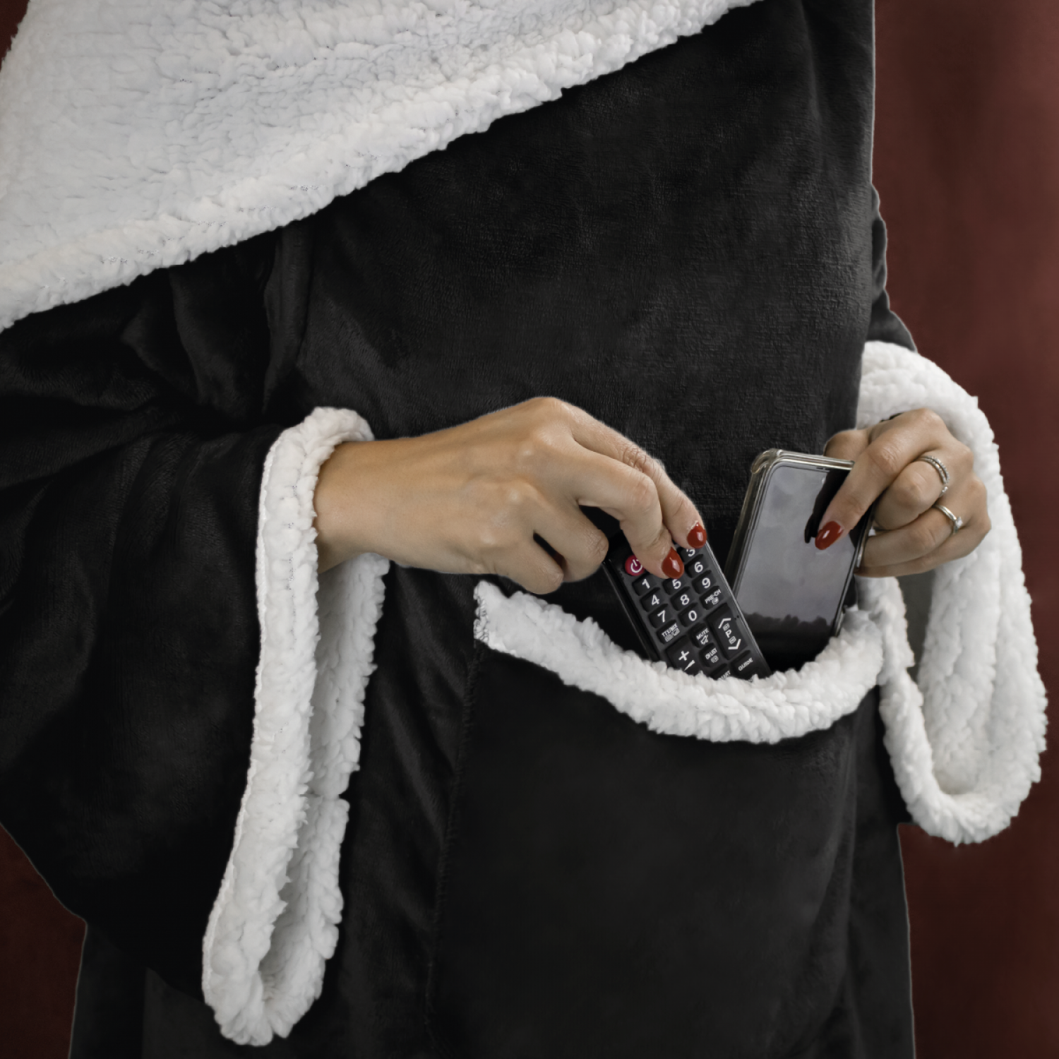 Couverture polaire, plaid intégral avec manches et poche - 140 x 210 cm - Sherpa et flanelle - Adulte - Noir - Vivezen - 4