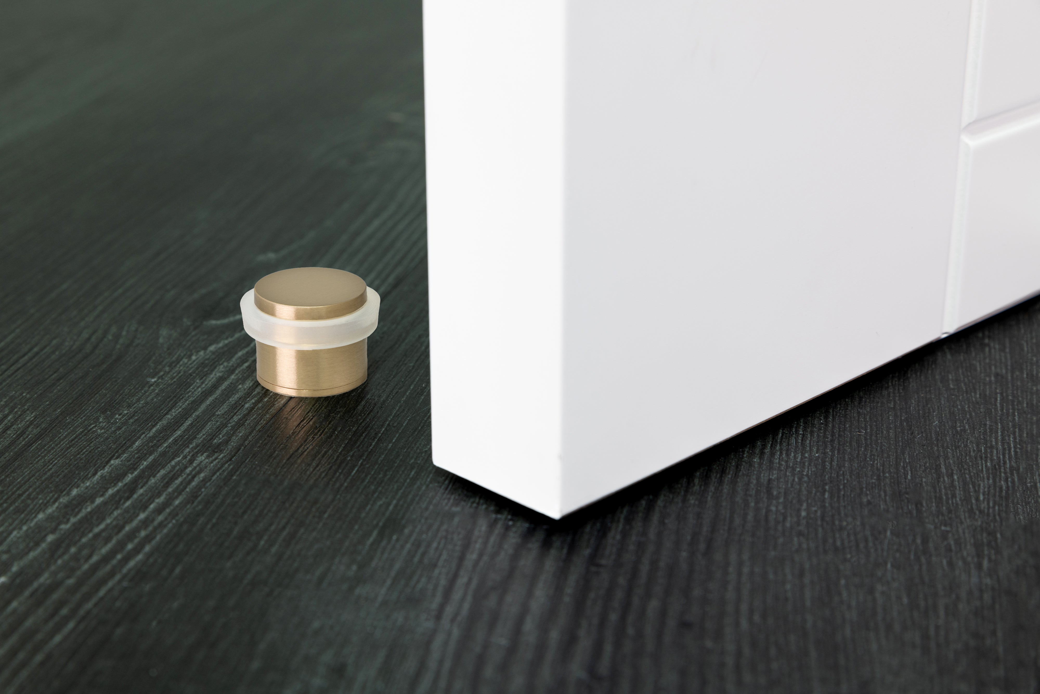 Paquet de 4 butées de porte 24 x 20 mm pour sol, laiton avec caoutchouc de protection blanc, adhésif et/ou à visser, EVI Herrajes - 2