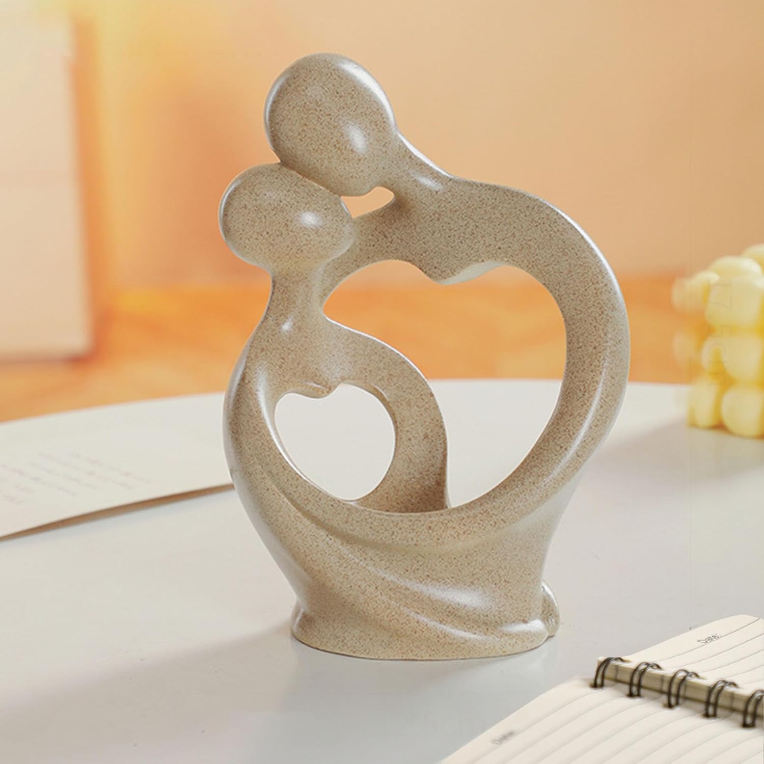 Sculpture amour en résine - France