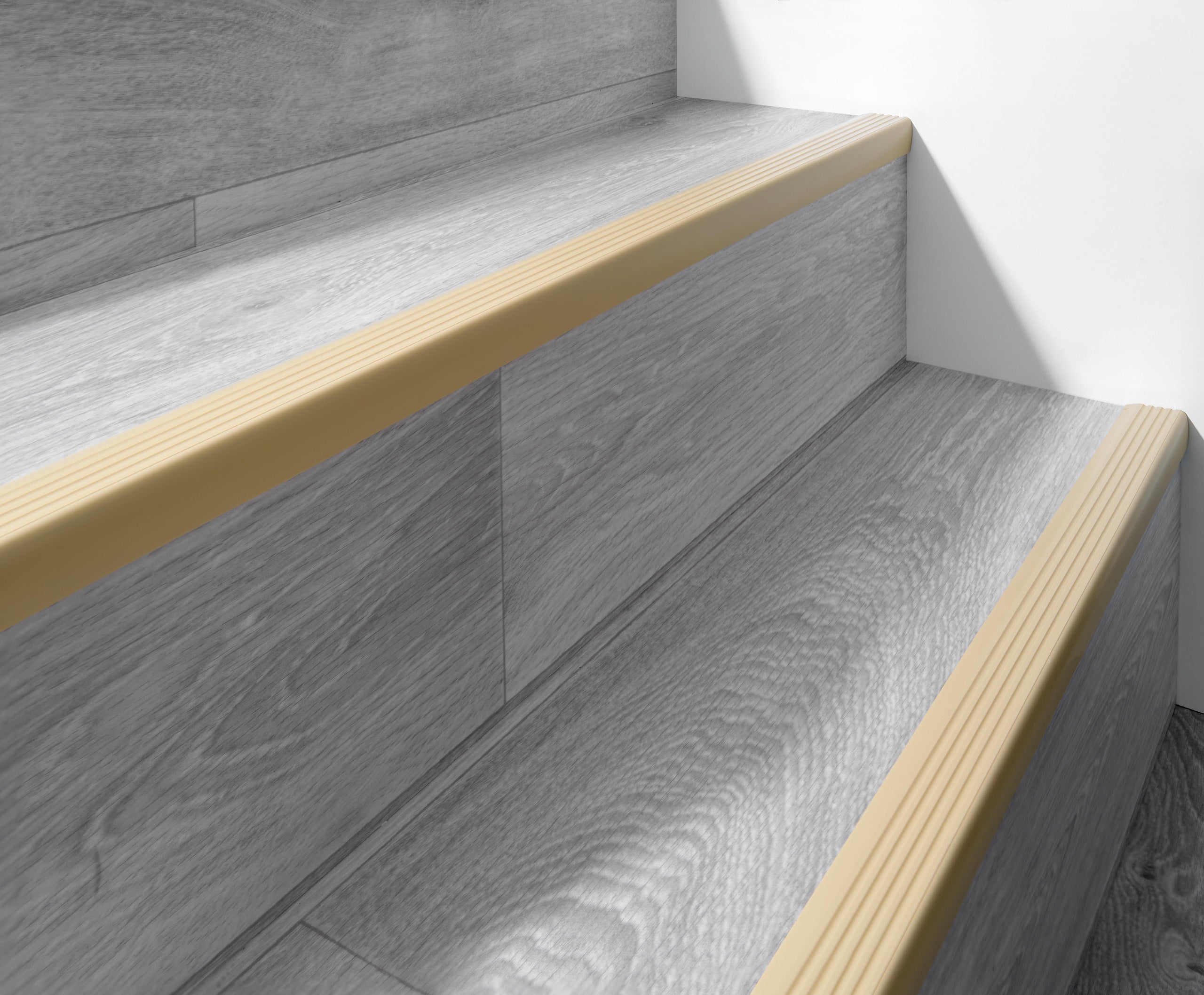 Samoprzylepny profil schodowy 40x25 mm PVC na krawędzie stopni z ryflowaniem - 110 cm, kremowy