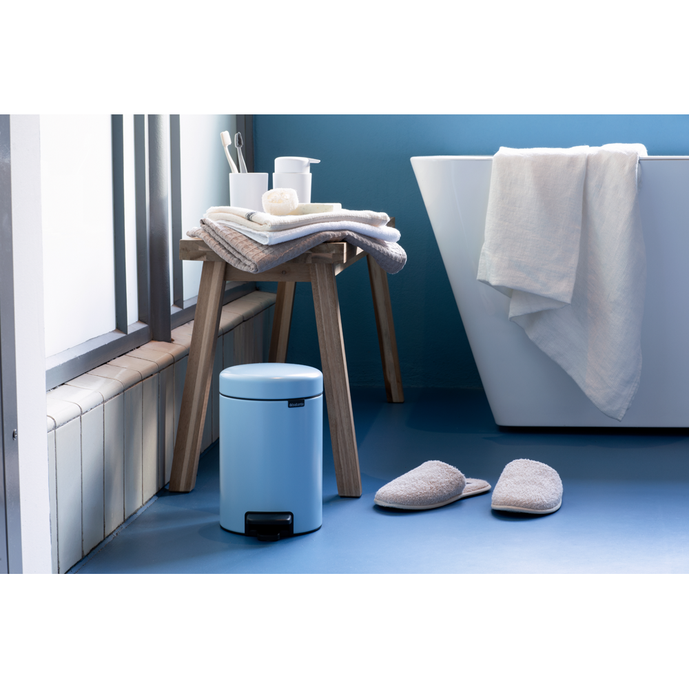 Brabantia NewIcon Poubelle à Pédale, 3 litres, fermeture douce, seau intérieur plastique - Dreamy Blue - 4