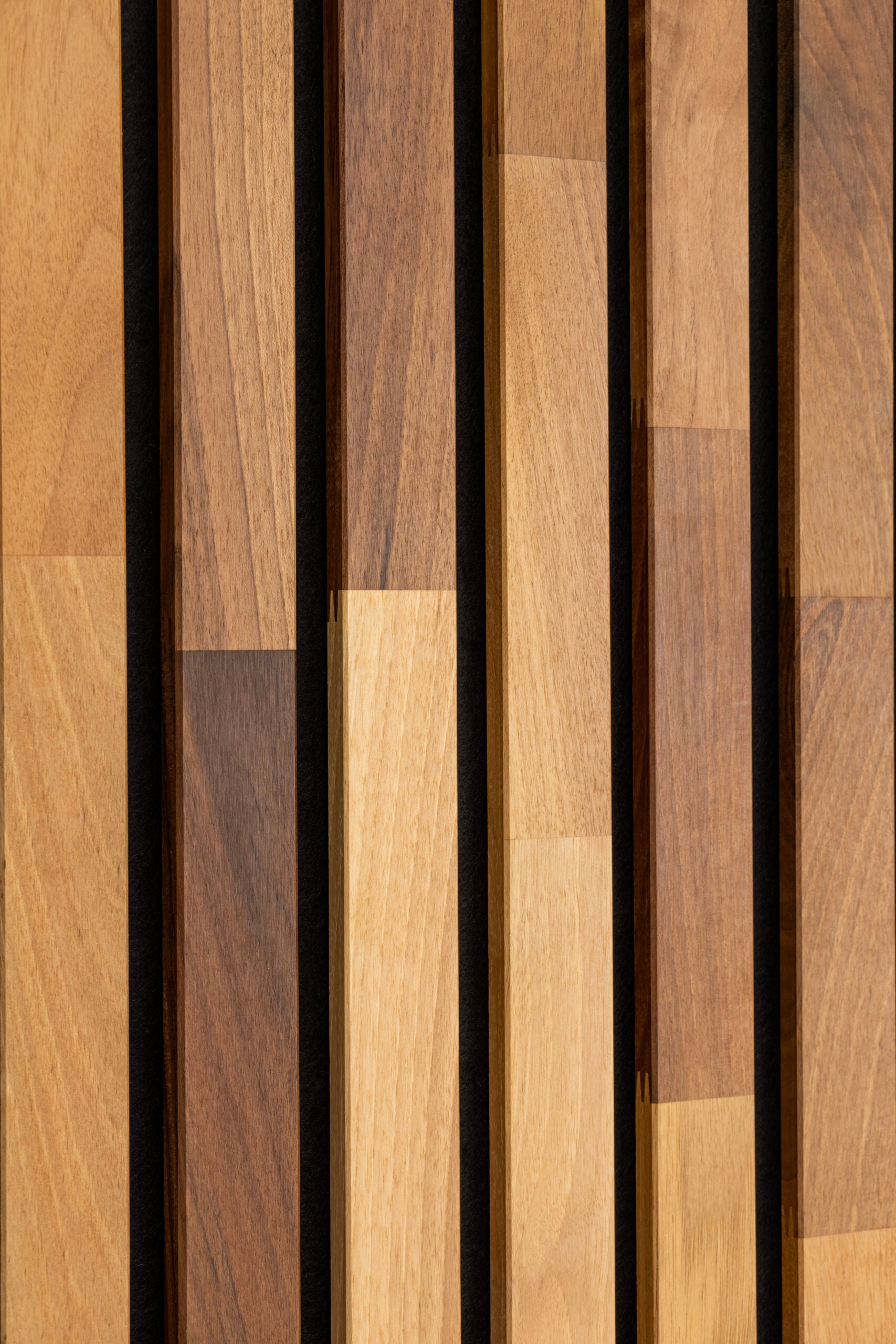 Panneau Tasseau Acoustique en Bois - Noyer Massif - 2400x600mm - Lattes 40mm, Support en Feutre Noir - 5