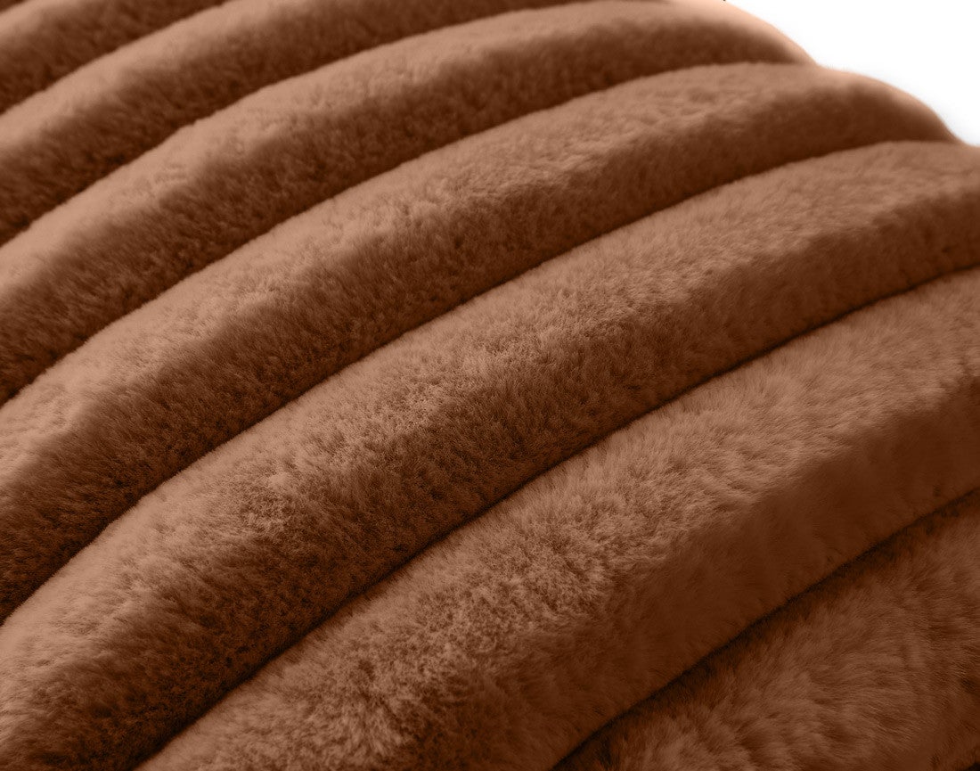 Coussin en fausse fourrure côtelée rouille 40 x 40 cm - SIERRA - Best Mobilier - 2
